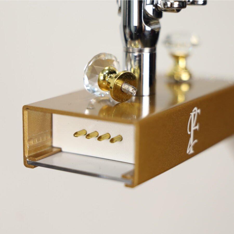 Złota lampa do stylizacji rzęs LED FameLight – 3 tryby, regulacja barwy i mocy światła